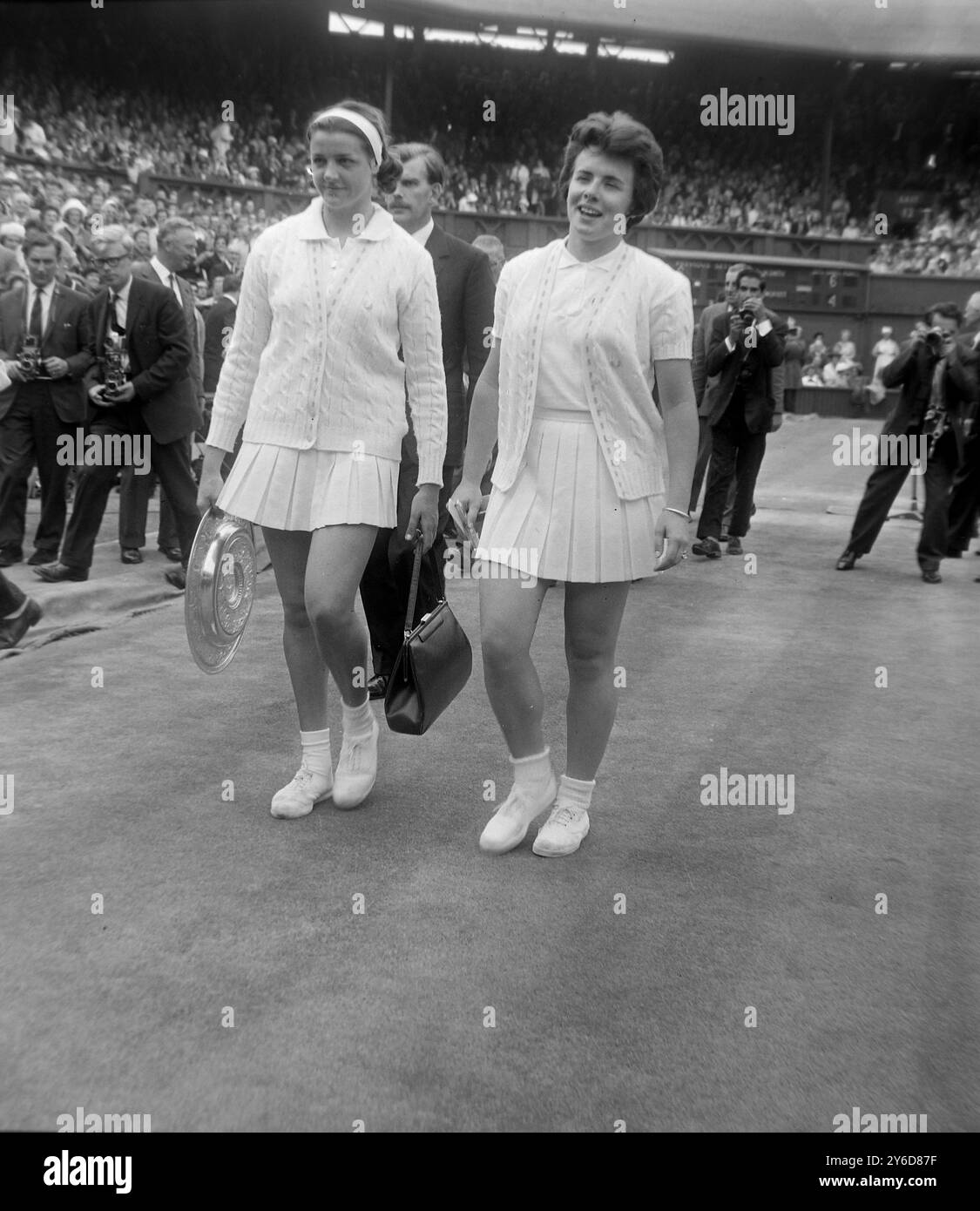 MARGARET SMITH E BILLIE JEAN MOFFITT TENNISTA IN AZIONE AL TORNEO DI WIMBLEDON INTERNATIONAL TENNIS CHAMPIONSHIPS COMPETITION A LONDRA; 8 LUGLIO 1963 Foto Stock