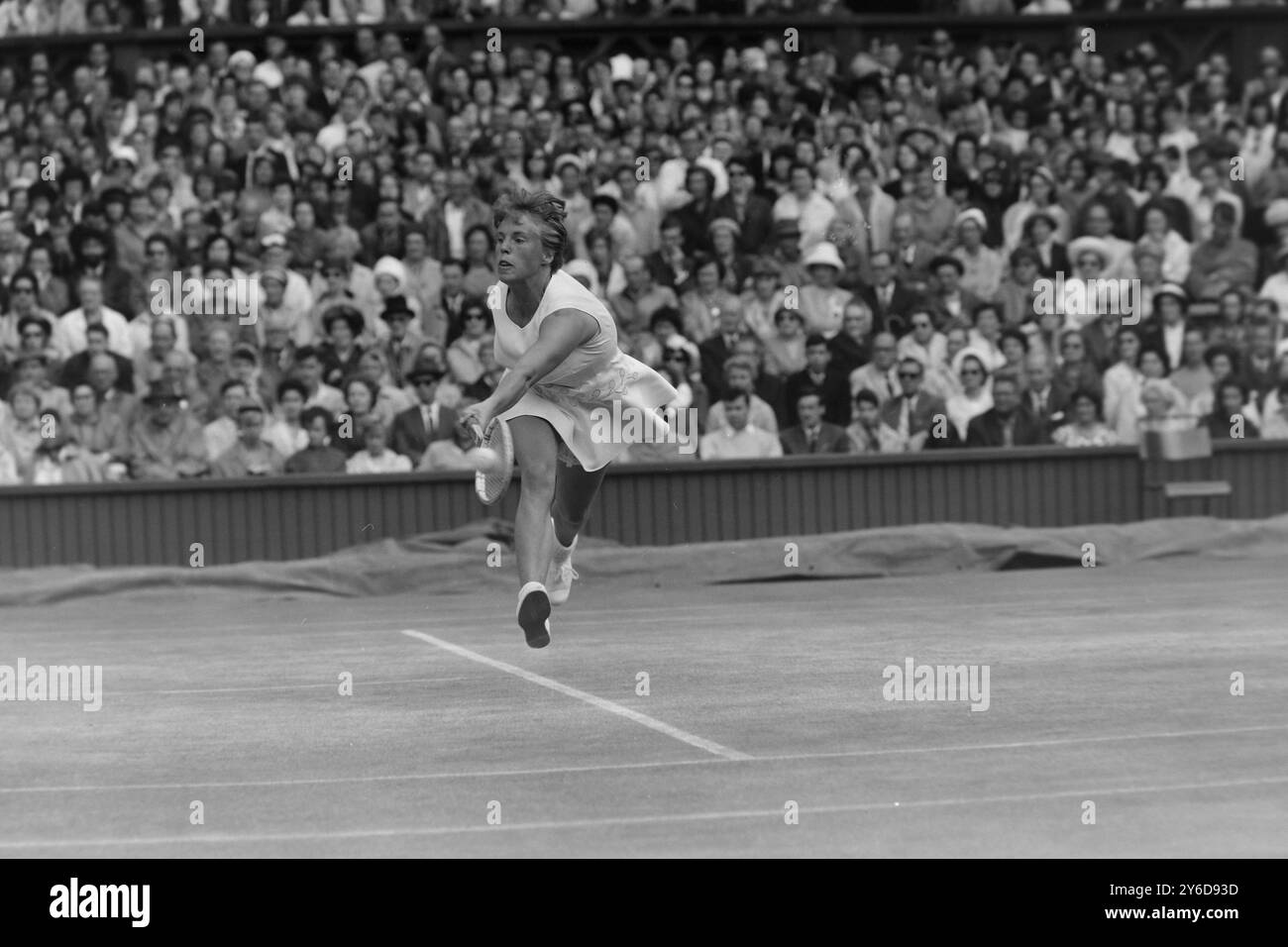 ANN HAYDON JONES TENNISTA IN AZIONE AL TORNEO DI WIMBLEDON INTERNATIONAL TENNIS CHAMPIONSHIPS COMPETITION A LONDRA / ; 4 LUGLIO 1963 Foto Stock