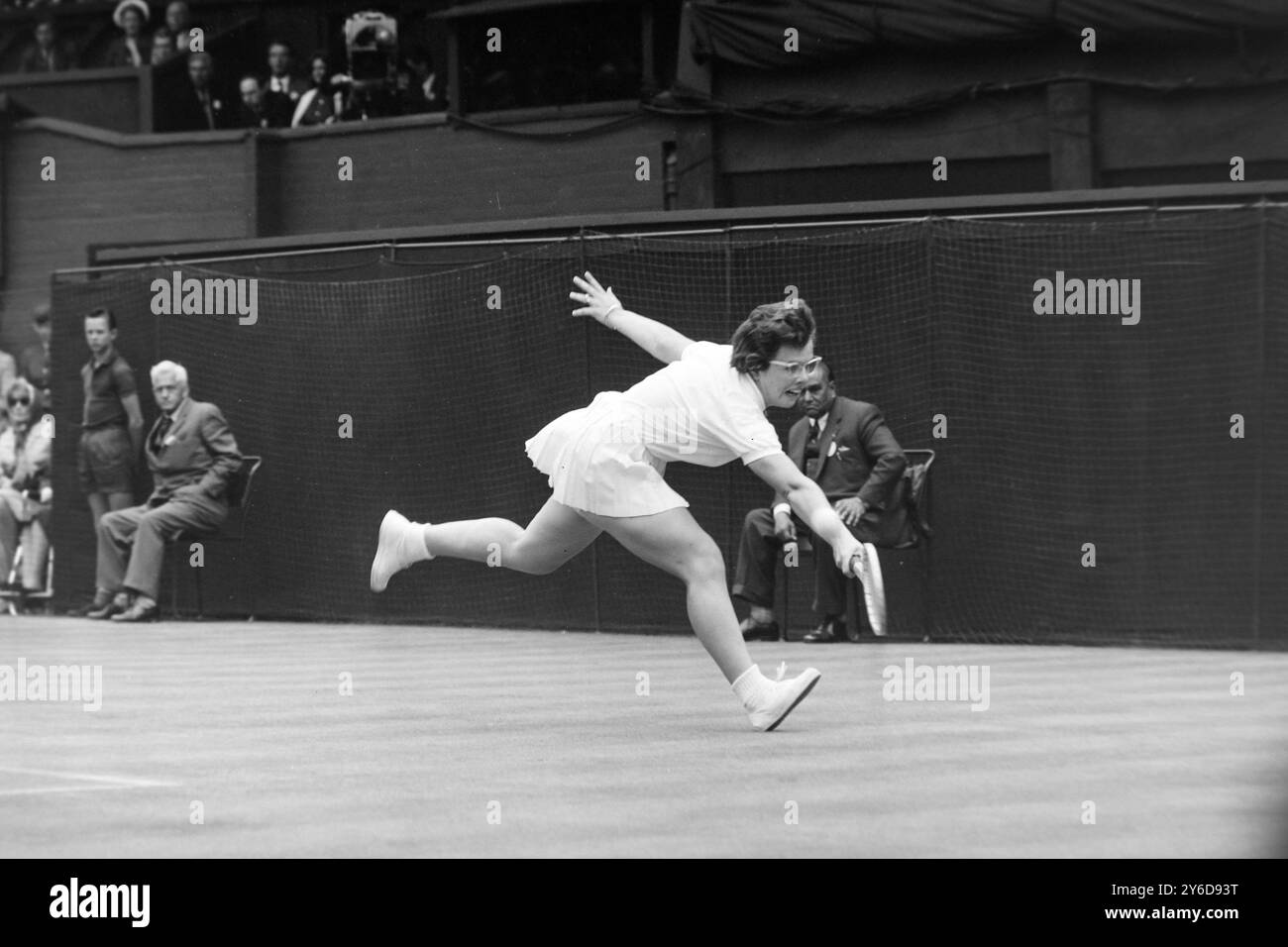 BILLIE JEAN MOFFITT TENNISTA IN AZIONE AL TORNEO DI WIMBLEDON INTERNATIONAL TENNIS CHAMPIONSHIPS COMPETITION IN LONDON/ ; 4 LUGLIO 1963 Foto Stock