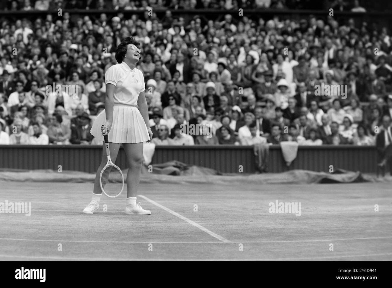 BILLIE JEAN MOFFITT TENNISTA IN AZIONE AL TORNEO DI WIMBLEDON INTERNATIONAL TENNIS CHAMPIONSHIPS COMPETITION A LONDRA / ; 4 LUGLIO 1963 Foto Stock