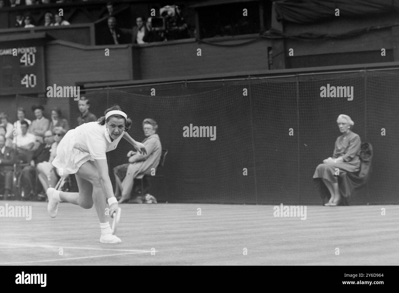 MARGARET SMITH TENNISTA IN AZIONE AL TORNEO DI WIMBLEDON INTERNATIONAL TENNIS CHAMPIONSHIPS COMPETITION A LONDRA; 4 LUGLIO 1963 Foto Stock