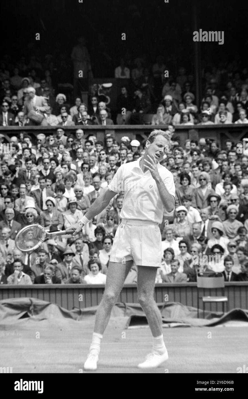 FRED STOLLE, TENNISTA IN AZIONE AL TORNEO DI WIMBLEDON INTERNATIONAL TENNIS CHAMPIONSHIPS DI LONDRA/ ; 5 LUGLIO 1963 Foto Stock