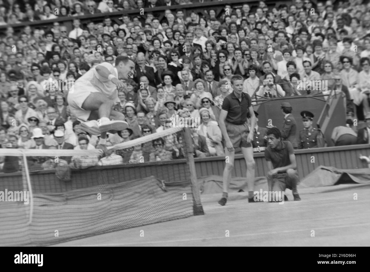 FRED STOLLE BATTUTO DA C MCKINLEY JUMPS NET TENNISTA IN AZIONE AL TORNEO DI WIMBLEDON INTERNATIONAL TENNIS CHAMPIONSHIPS COMPETITION A LONDRA; 5 LUGLIO 1963 Foto Stock