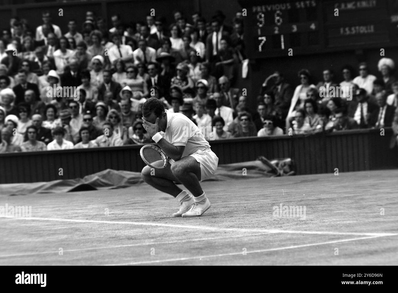 CHUCK MCKINLEY TENNISTA IN AZIONE AL TORNEO DI WIMBLEDON INTERNATIONAL TENNIS CHAMPIONSHIPS COMPETITION A LONDRA; 5 LUGLIO 1963 Foto Stock