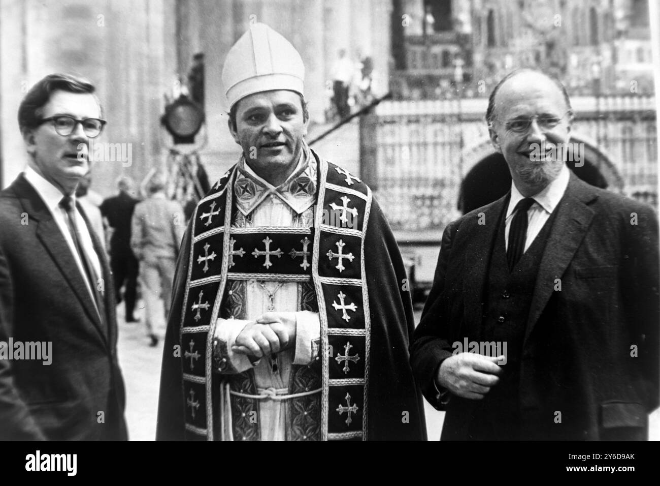 RICHARD BURTON E SIR BASIL SPENCE VISITANO LA CATTEDRALE DI CANTERBURY; 3 LUGLIO 1963 Foto Stock
