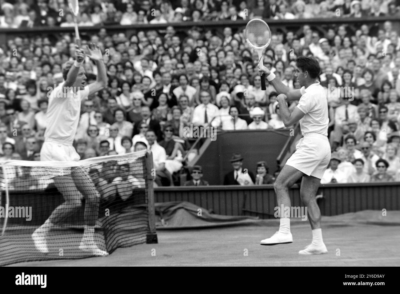 FRED STOLLE E MANUEL SANTANA TENNISTA IN AZIONE AL TORNEO DI WIMBLEDON INTERNATIONAL TENNIS CHAMPIONSHIPS A LONDRA; 3 LUGLIO 1963 Foto Stock
