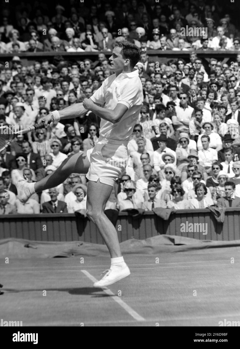 WILLY BUNGERT TENNISTA IN AZIONE AL TORNEO DI WIMBLEDON INTERNATIONAL TENNIS CHAMPIONSHIPS A LONDRA; 3 LUGLIO 1963 Foto Stock