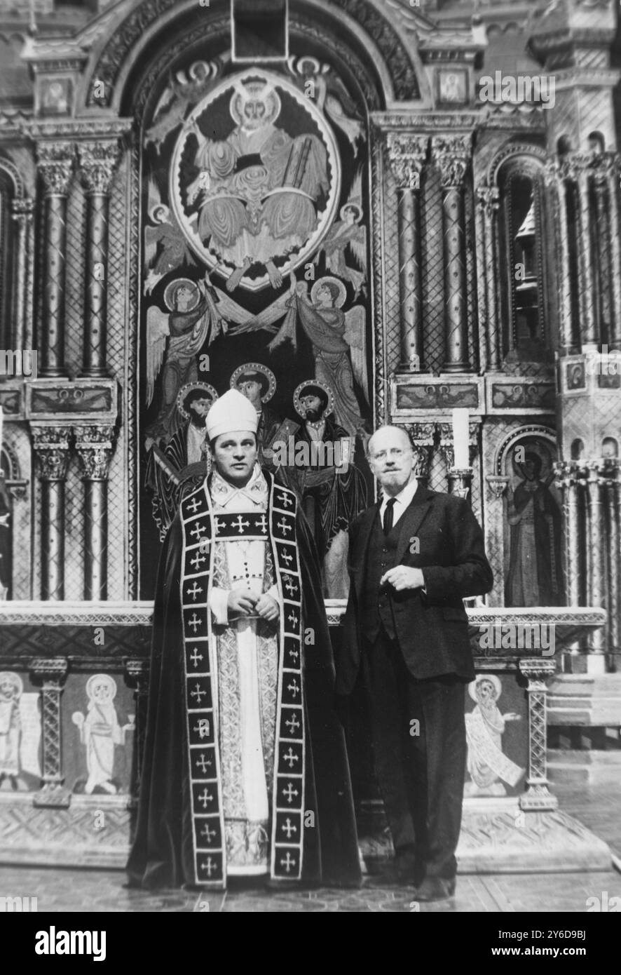 RICHARD BURTON E SIR BASIL SPENCE VISITANO LA CATTEDRALE DI CANTERBURY; 3 LUGLIO 1963 Foto Stock
