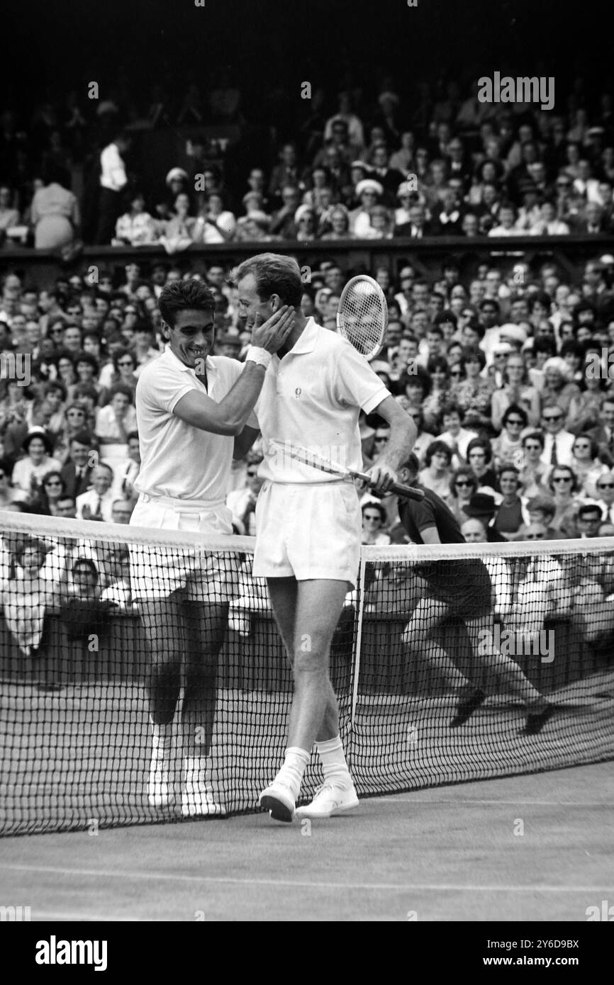 FRED STOLLE E MANUEL SANTANA TENNISTA IN AZIONE AL TORNEO DI WIMBLEDON INTERNATIONAL TENNIS CHAMPIONSHIPS DI LONDRA / ; 3 LUGLIO 1963 Foto Stock