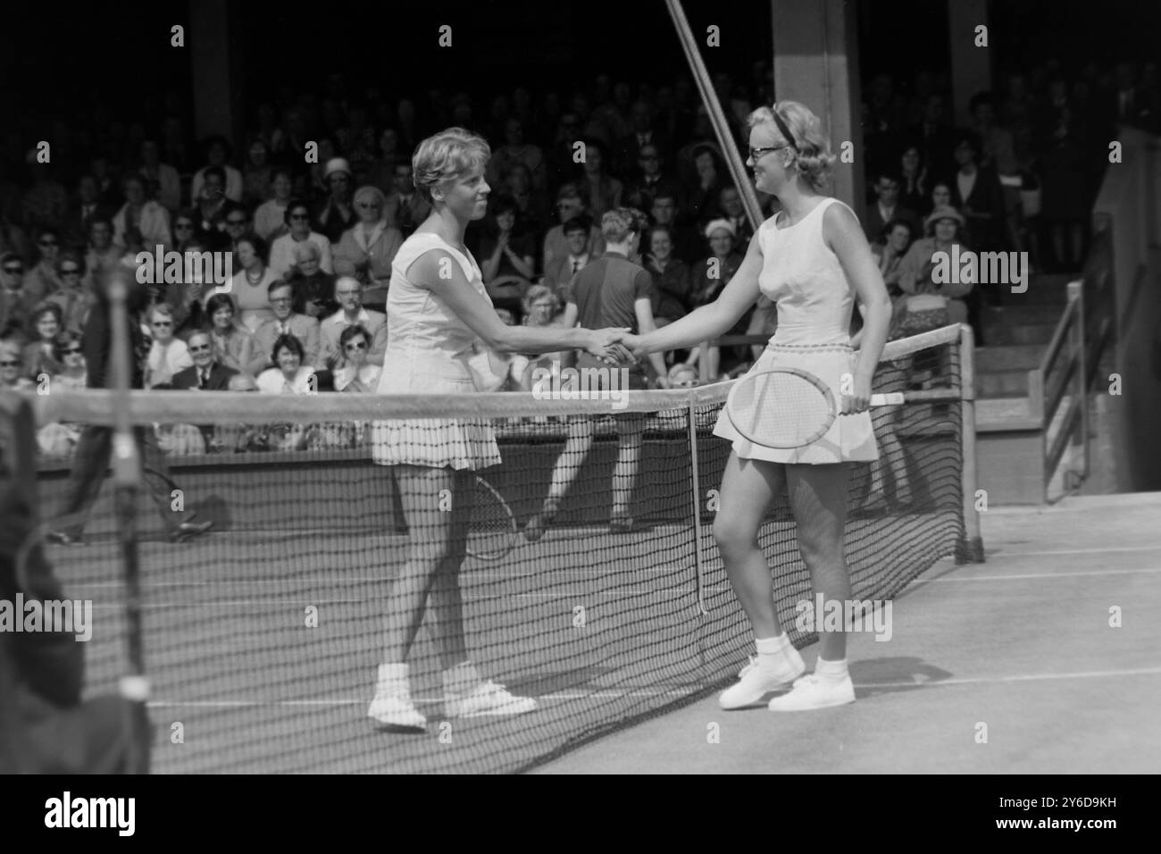 TENNISTA DONNA FALES E ANN HAYDON JONES IN AZIONE AL TORNEO INTERNAZIONALE DI WIMBLEDON / ; 2 LUGLIO 1963 Foto Stock