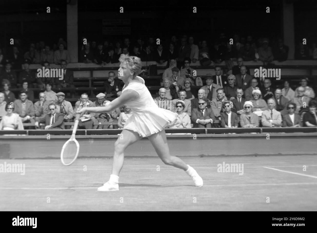 IL TENNISTA HAYDON JONES IN AZIONE AL TORNEO INTERNAZIONALE DI WIMBLEDON / ; 2 LUGLIO 1963 Foto Stock