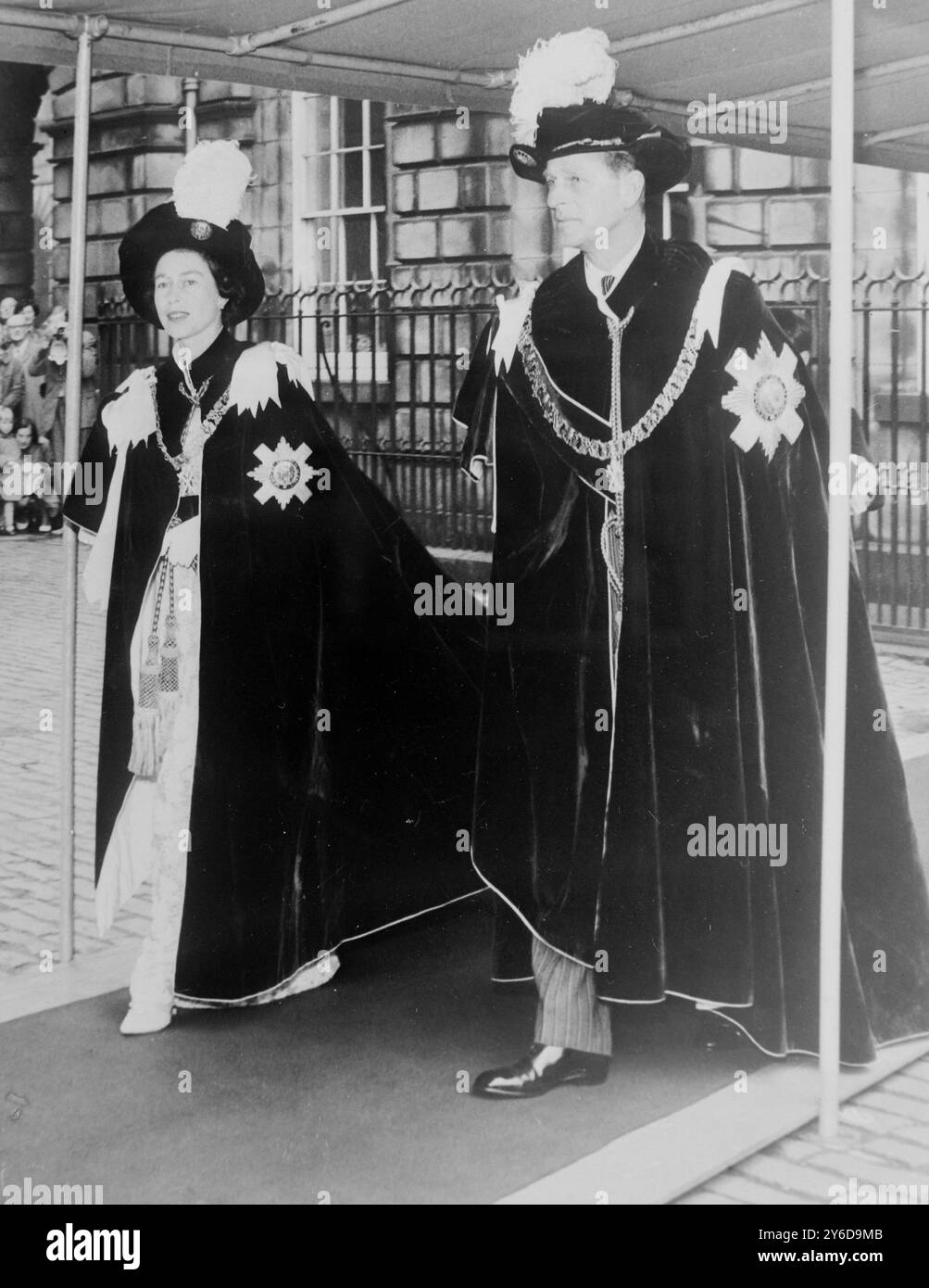 REGINA ELISABETTA II CON IL PRINCIPE FILIPPO ALLA CERIMONIA DEL CAVALIERE DI CARDO A EDIMBURGO, SCOZIA; 2 LUGLIO 1963 Foto Stock