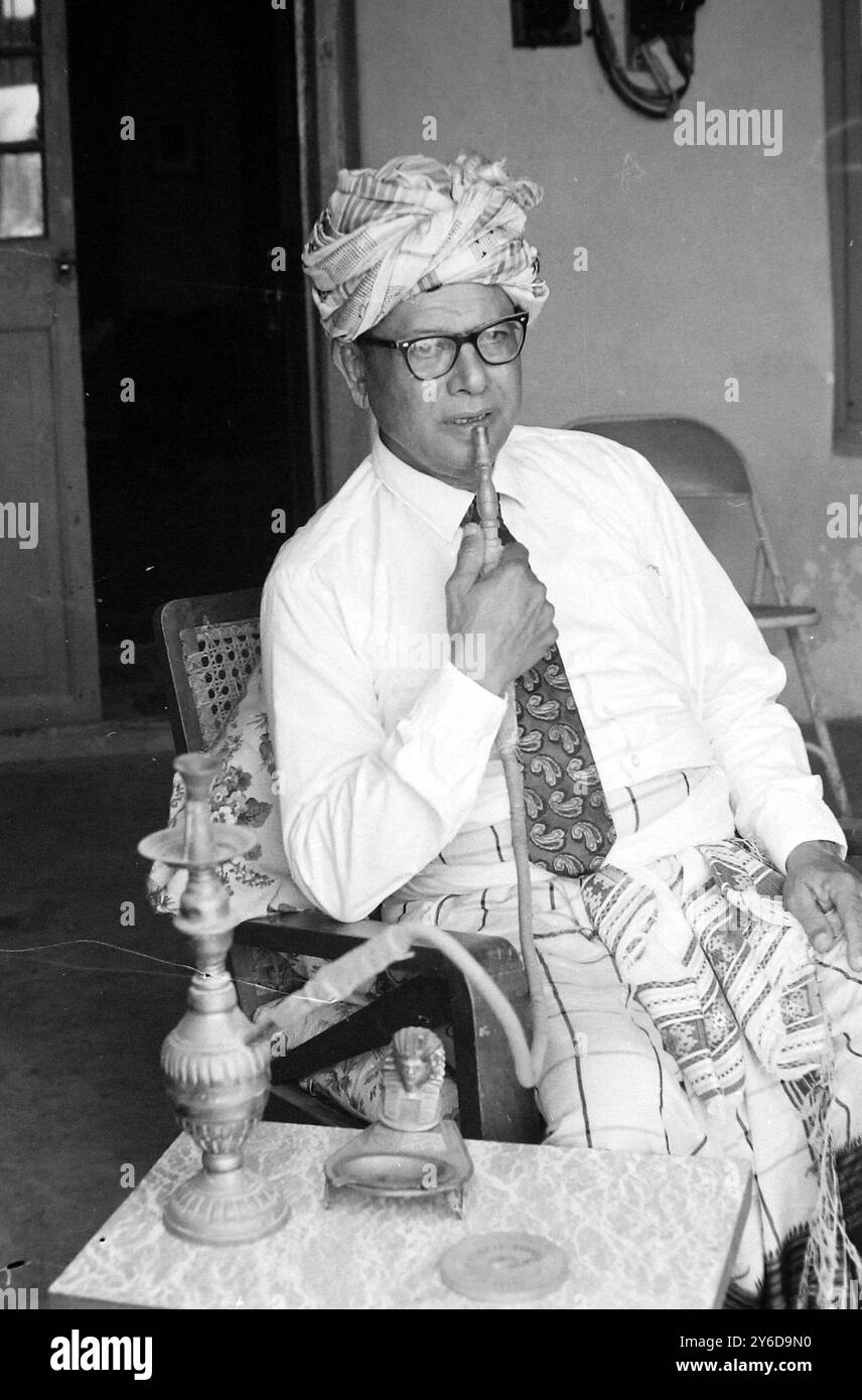 FUMARE UN HOOKAX MOHAMED ALI LOCKMAN AD ADEN; 3 LUGLIO 1963 Foto Stock