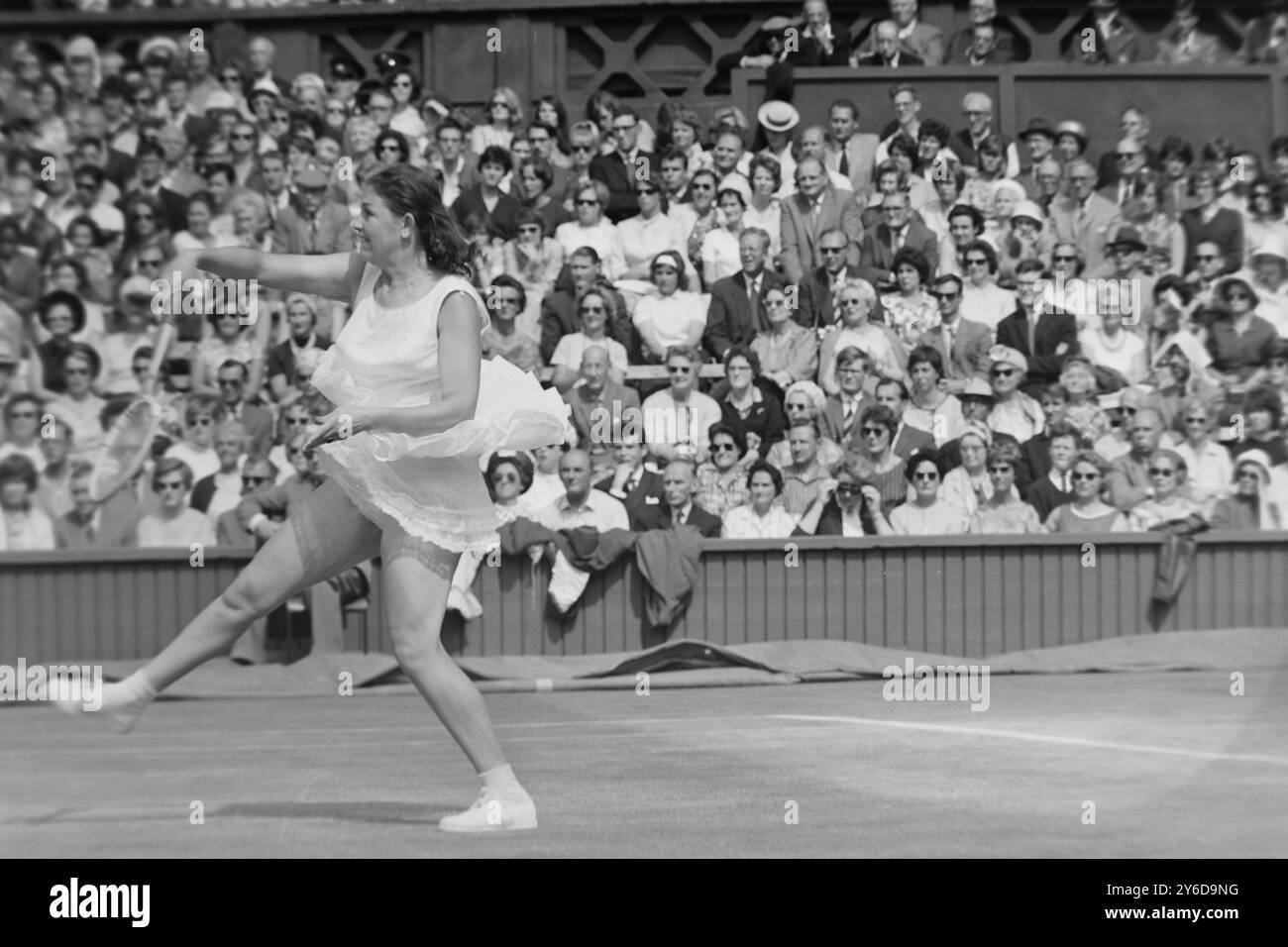 TENNISTA RENE SCHUURMAN IN AZIONE AL TORNEO INTERNAZIONALE DI WIMBLEDON; 2 LUGLIO 1963 Foto Stock