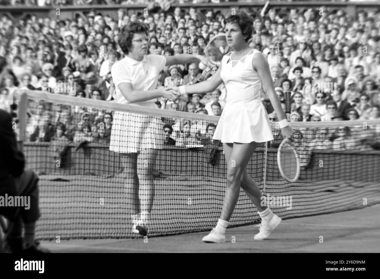 TENNISTA MARIA BUENO E BILLIE JEAN MOFFITT IN AZIONE AL TORNEO INTERNAZIONALE DI WIMBLEDON; 2 LUGLIO 1963 Foto Stock