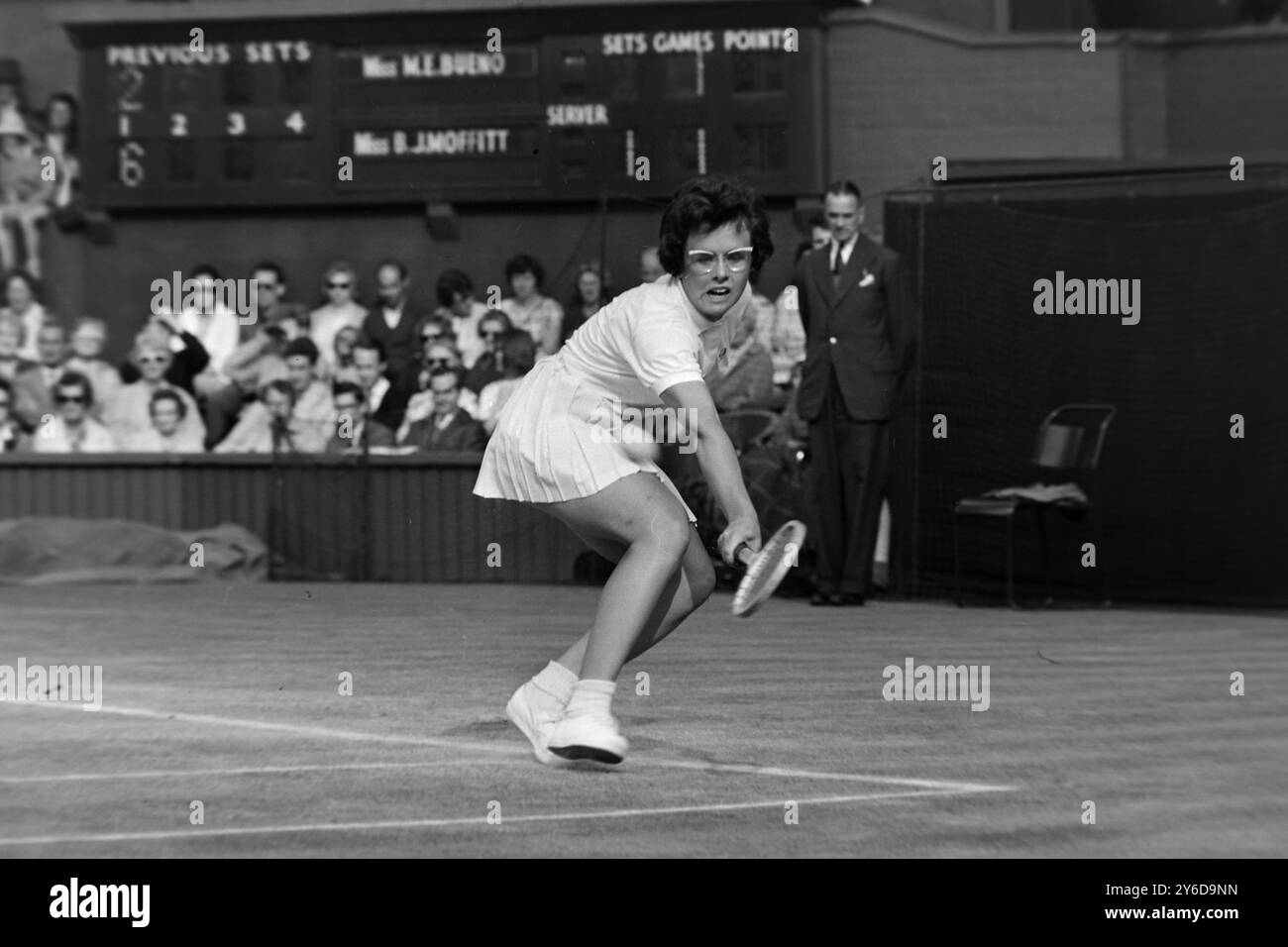IL TENNISTA BILLIE JEAN MOFFITT IN AZIONE AL TORNEO INTERNAZIONALE DI WIMBLEDON; 2 LUGLIO 1963 Foto Stock
