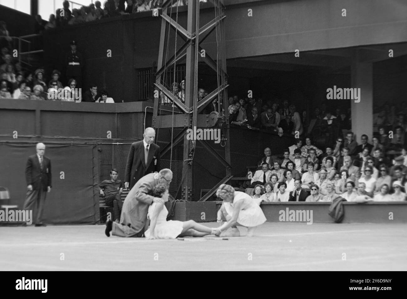 TENNISTA DARLENE DURA IN AZIONE AL TORNEO INTERNAZIONALE DI WIMBLEDON / ; 2 LUGLIO 1963 Foto Stock