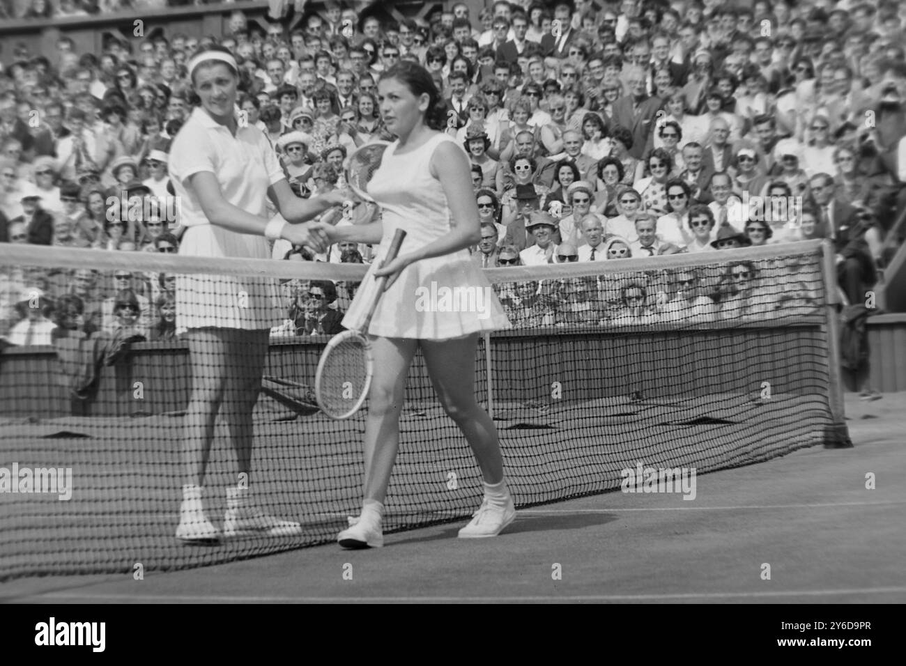 TENNISTA MARGARET SMITH E RENE SCHUURMAN IN AZIONE AL TORNEO INTERNAZIONALE DI WIMBLEDON; 2 LUGLIO 1963 Foto Stock