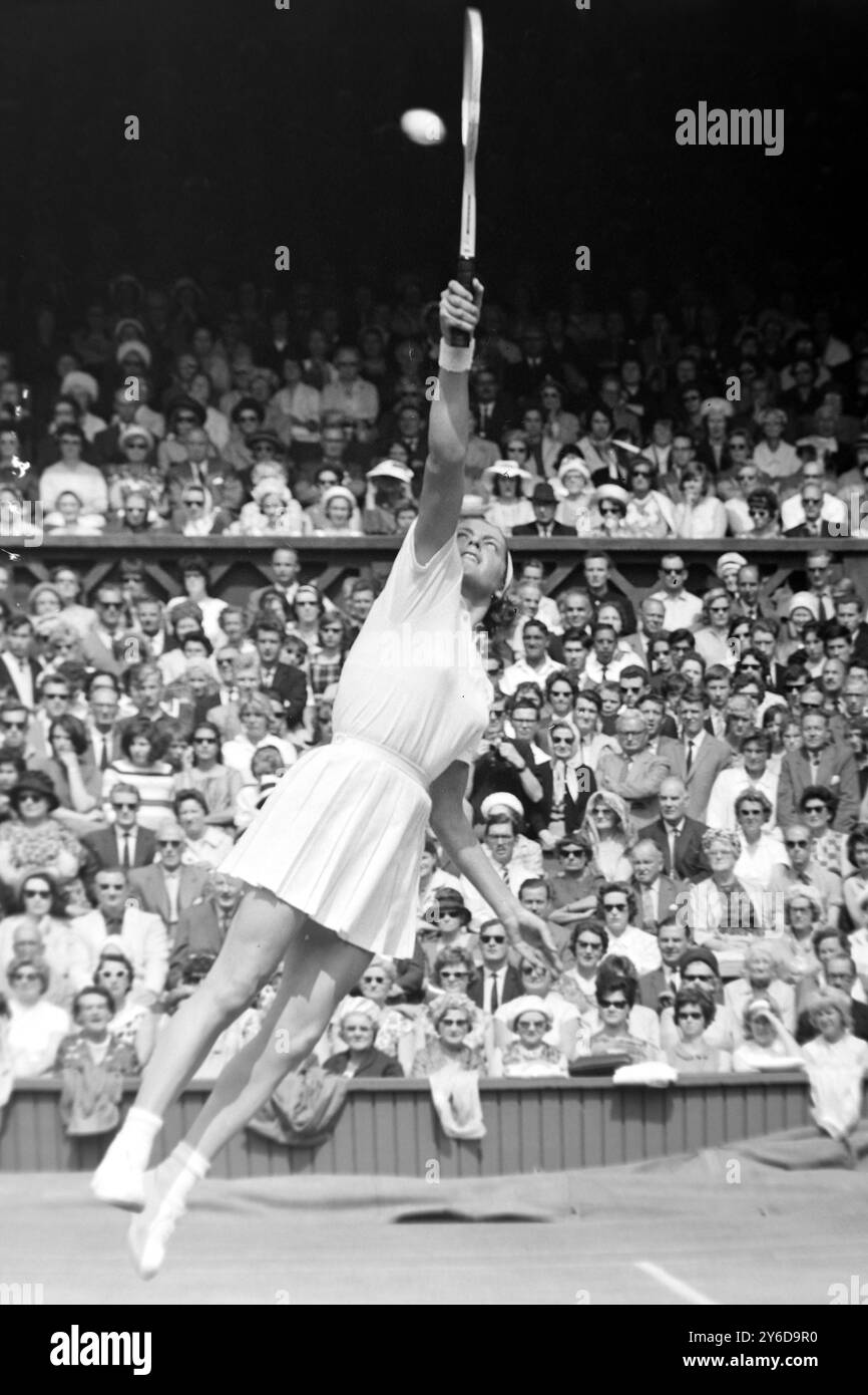 LA TENNISTA MAGGIE SMITH IN AZIONE AL TORNEO INTERNAZIONALE DI WIMBLEDON / ; 2 LUGLIO 1963 Foto Stock