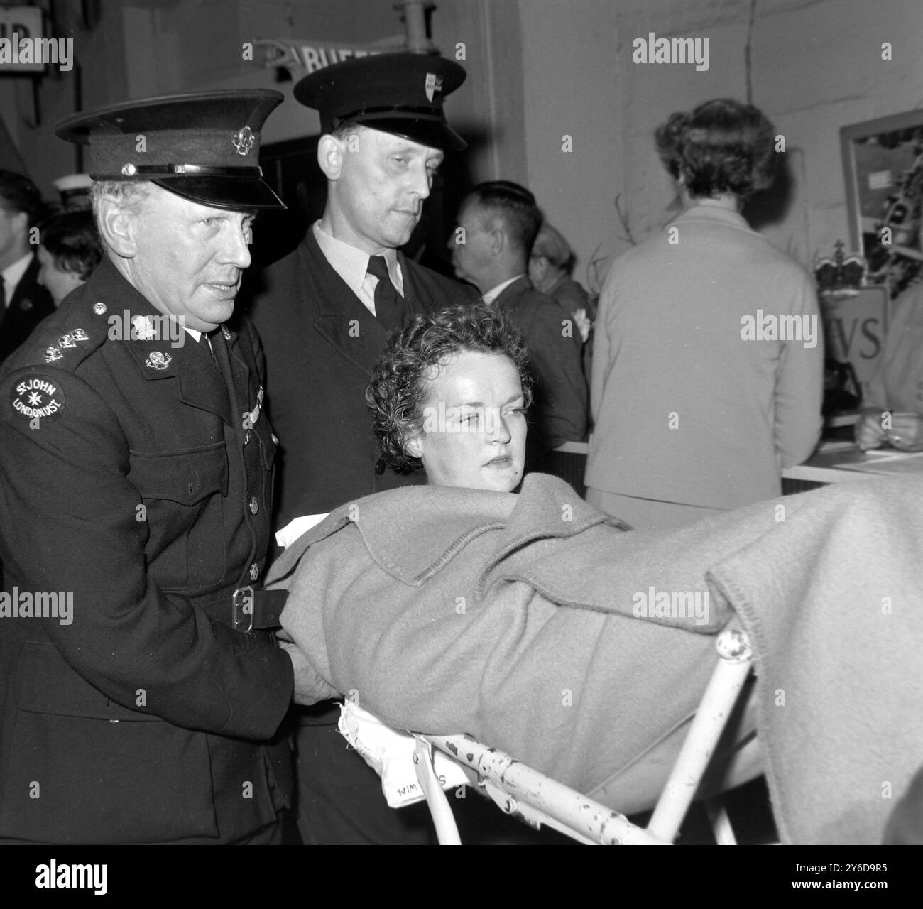 IL TENNISTA JAN LEHANE SI È INFORTUNATO IN AZIONE AL TORNEO INTERNAZIONALE DI WIMBLEDON; 2 LUGLIO 1963 Foto Stock