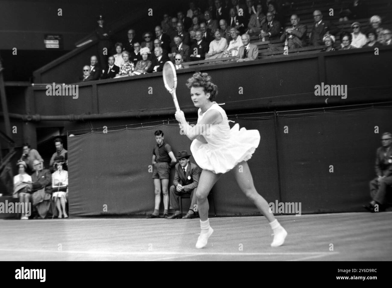 IL TENNISTA JAN LEHANE IN AZIONE AL TORNEO INTERNAZIONALE DI WIMBLEDON / ; 2 LUGLIO 1963 Foto Stock