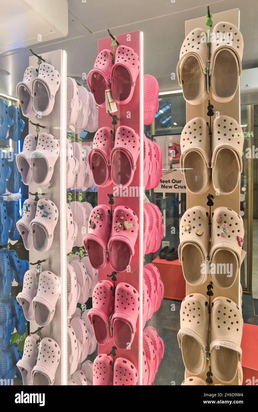 Crocs milano negozi 2025