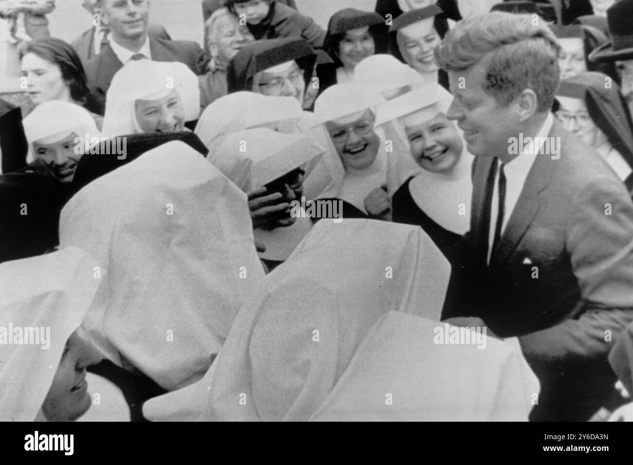 IL PRESIDENTE AMERICANO JOHN F KENNEDY CON MARY RYAN A WEXFORD CON LE SUORE; 27 GIUGNO 1963 Foto Stock