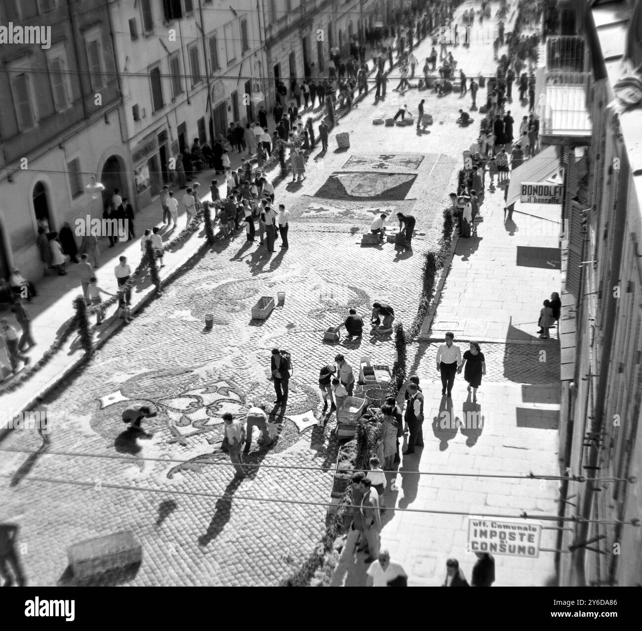 TAPPETO DI FIORI A GENZANO, ITALIA / ; 25 GIUGNO 1963 Foto Stock