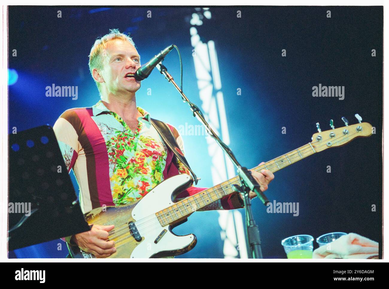 STING, ALL THIS TIME TOUR, CONCERTO, 2001: Il cantautore Sting suona una vecchia chitarra Fender Bass dal vivo durante l'All This Time Live Tour al Castello di Cardiff, Galles, Regno Unito, il 27 luglio 2001. Foto: Rob Watkins. INFO: Sting – nato Gordon Sumner nel 1951 a Wallsend – musicista ed ex frontman della polizia. Conosciuto per la sua voce distintiva e il suo stile di fusione di genere, ha esplorato il rock, il jazz, il reggae e la musica classica nella sua carriera solista, creando successi come "Fields of Gold" e "Shape of My Heart". Foto Stock