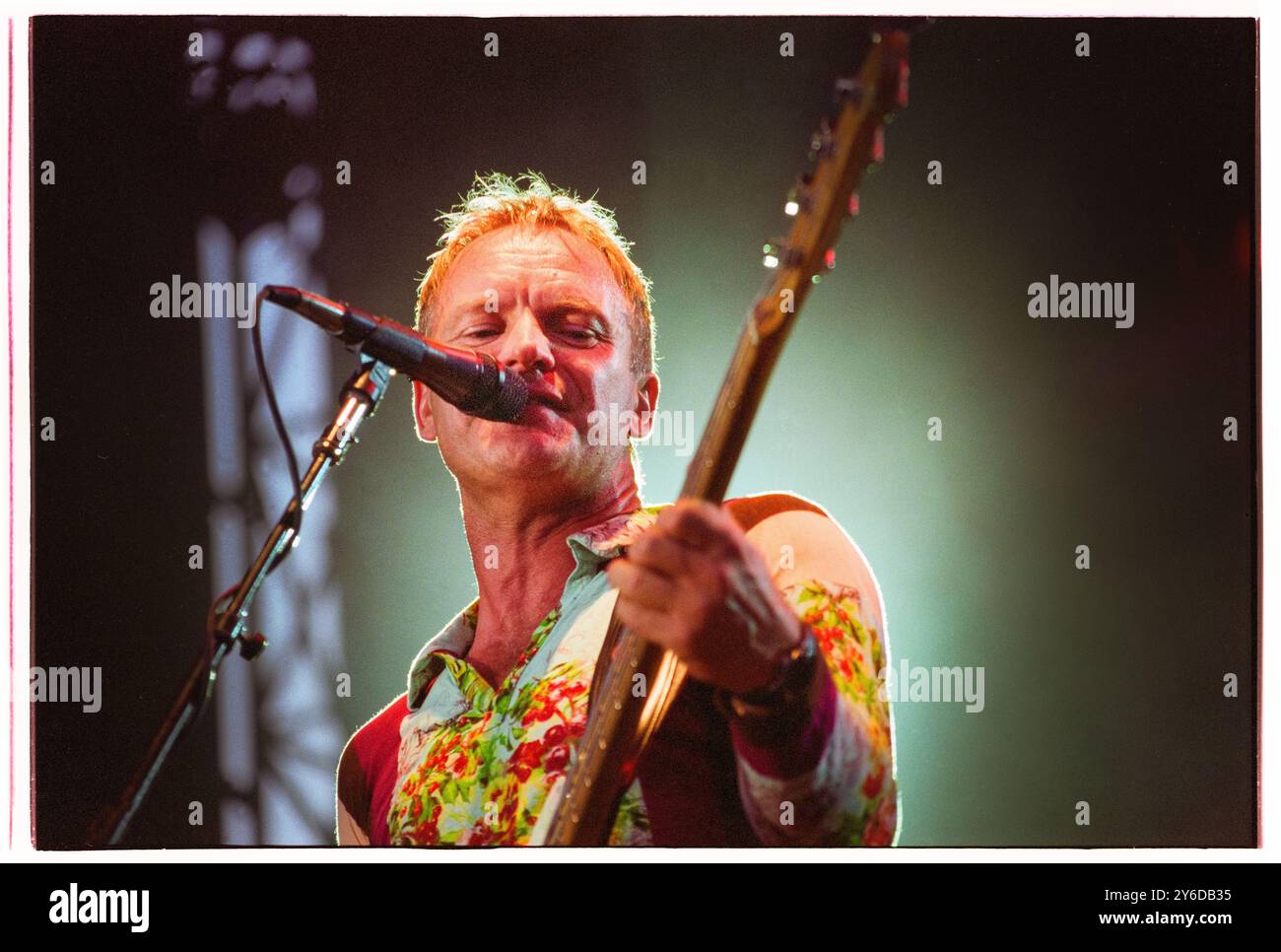 STING, ALL THIS TIME TOUR, CONCERTO, 2001: Il cantautore Sting suona una vecchia chitarra Fender Bass dal vivo durante l'All This Time Live Tour al Castello di Cardiff, Galles, Regno Unito, il 27 luglio 2001. Foto: Rob Watkins. INFO: Sting – nato Gordon Sumner nel 1951 a Wallsend – musicista ed ex frontman della polizia. Conosciuto per la sua voce distintiva e il suo stile di fusione di genere, ha esplorato il rock, il jazz, il reggae e la musica classica nella sua carriera solista, creando successi come "Fields of Gold" e "Shape of My Heart". Foto Stock