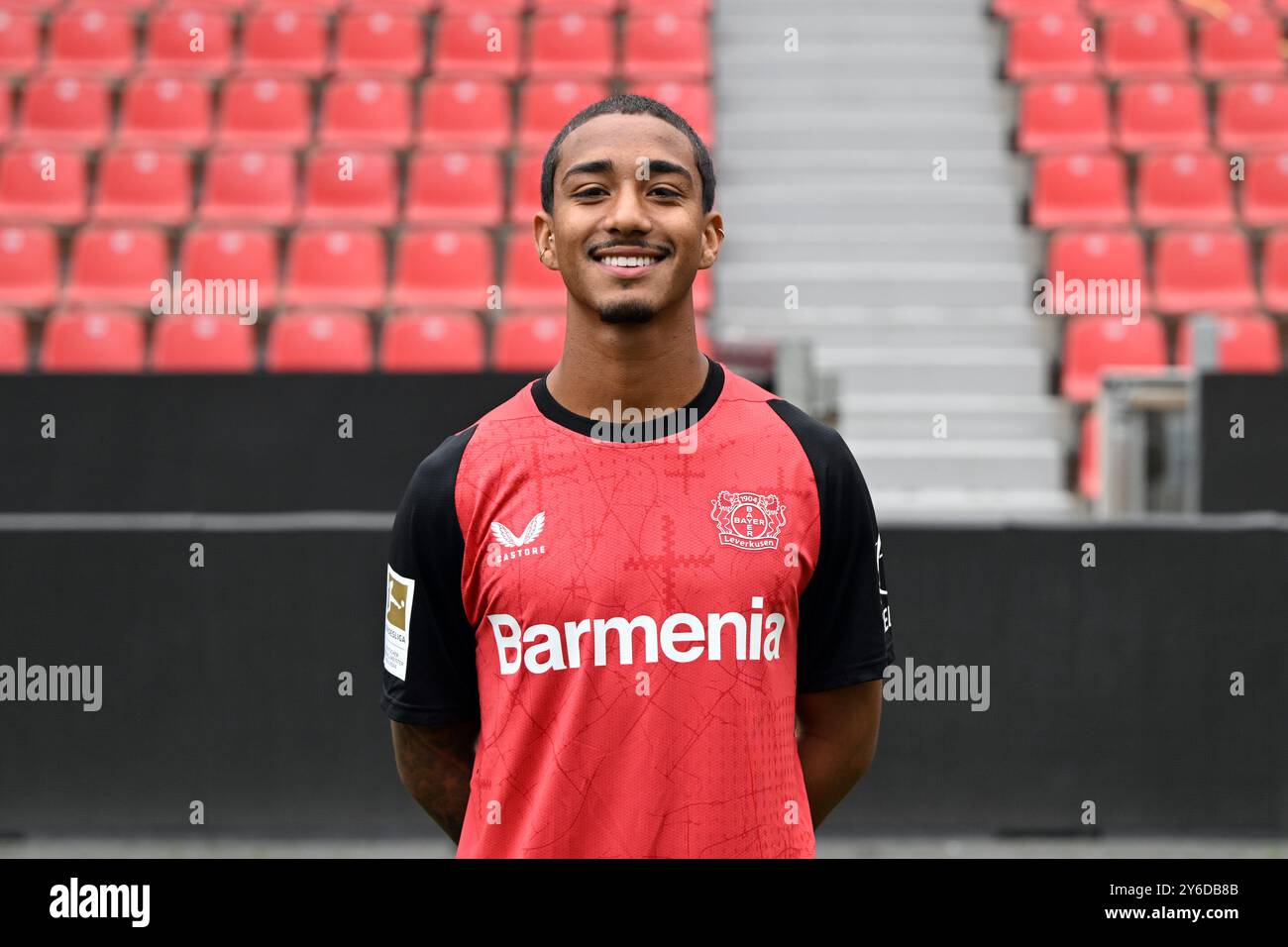 Leverkusen, Germania. 25 settembre 2024. Leverkusen's Arthur Credit: Federico Gambarini/dpa - NOTA IMPORTANTE: In conformità con le normative della DFL German Football League e della DFB German Football Association, è vietato utilizzare o utilizzare fotografie scattate nello stadio e/o della partita sotto forma di immagini sequenziali e/o serie di foto video-simili./dpa/Alamy Live News Foto Stock