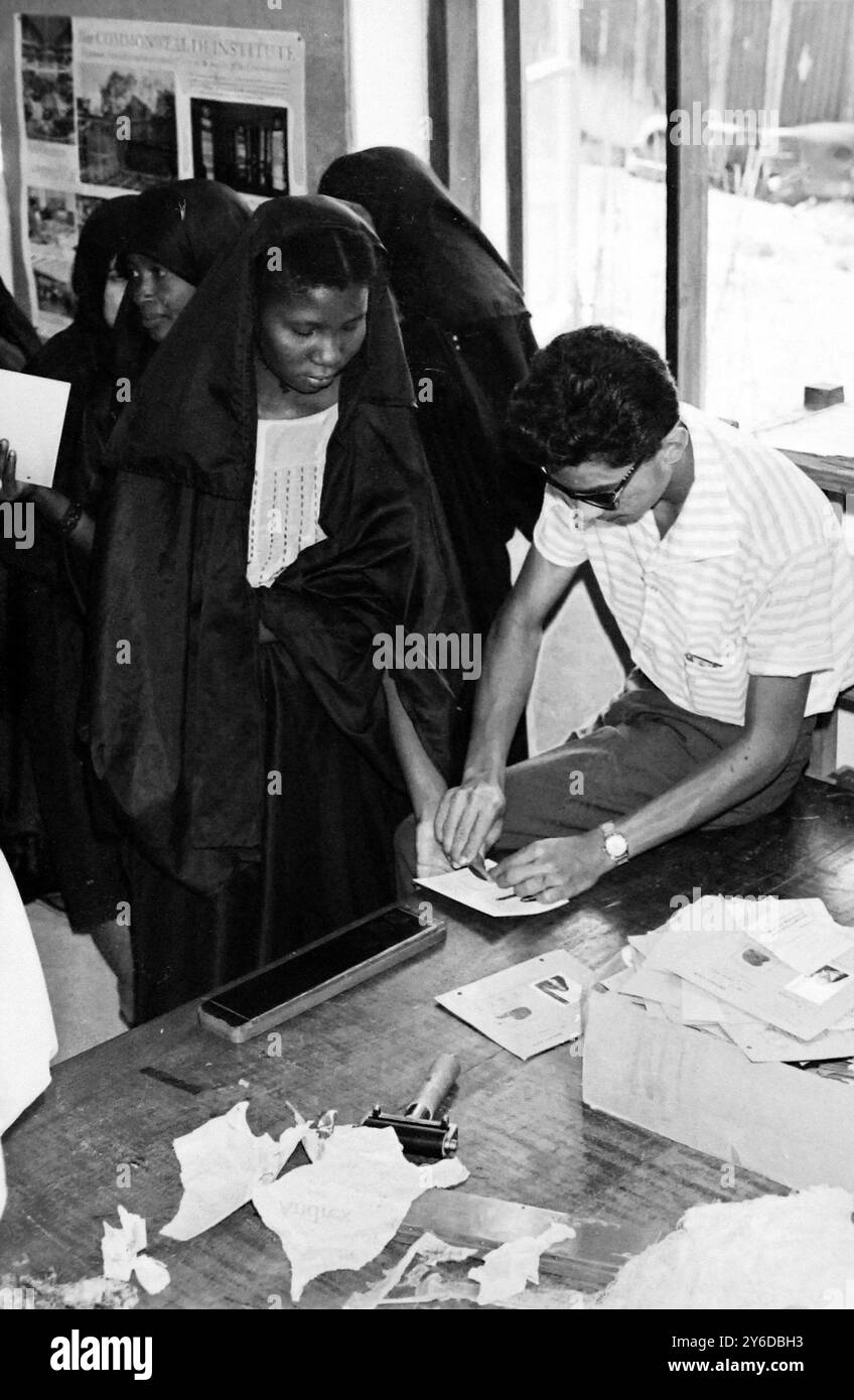 VOTANTI ALLE ELEZIONI A ZANZIBAR; 17 GIUGNO 1963 Foto Stock