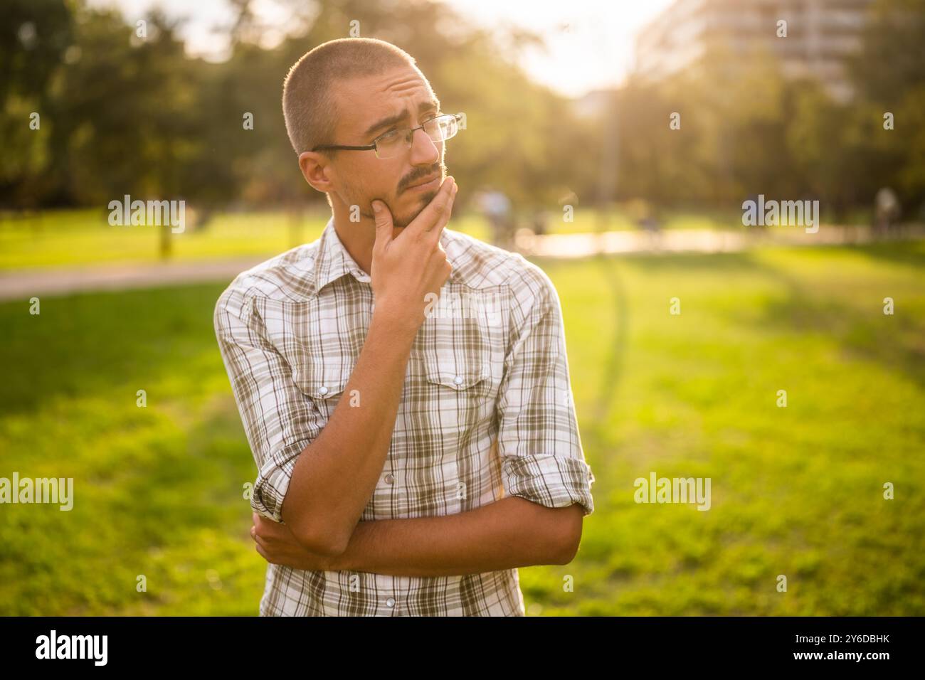 Ritratto di un uomo adulto preoccupato nel parco. Foto Stock