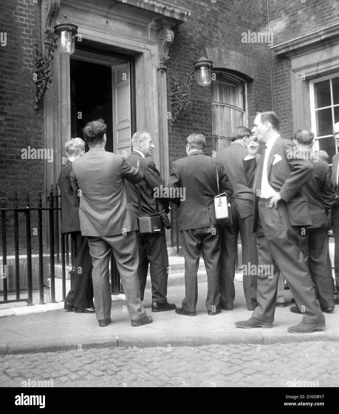 RIUNIONE DEL GOVERNO ALLA CASA DELL'AMMIRAGLIATO VEDUTA DEL DOORWAYIN LONDRA; 12 GIUGNO 1963 Foto Stock