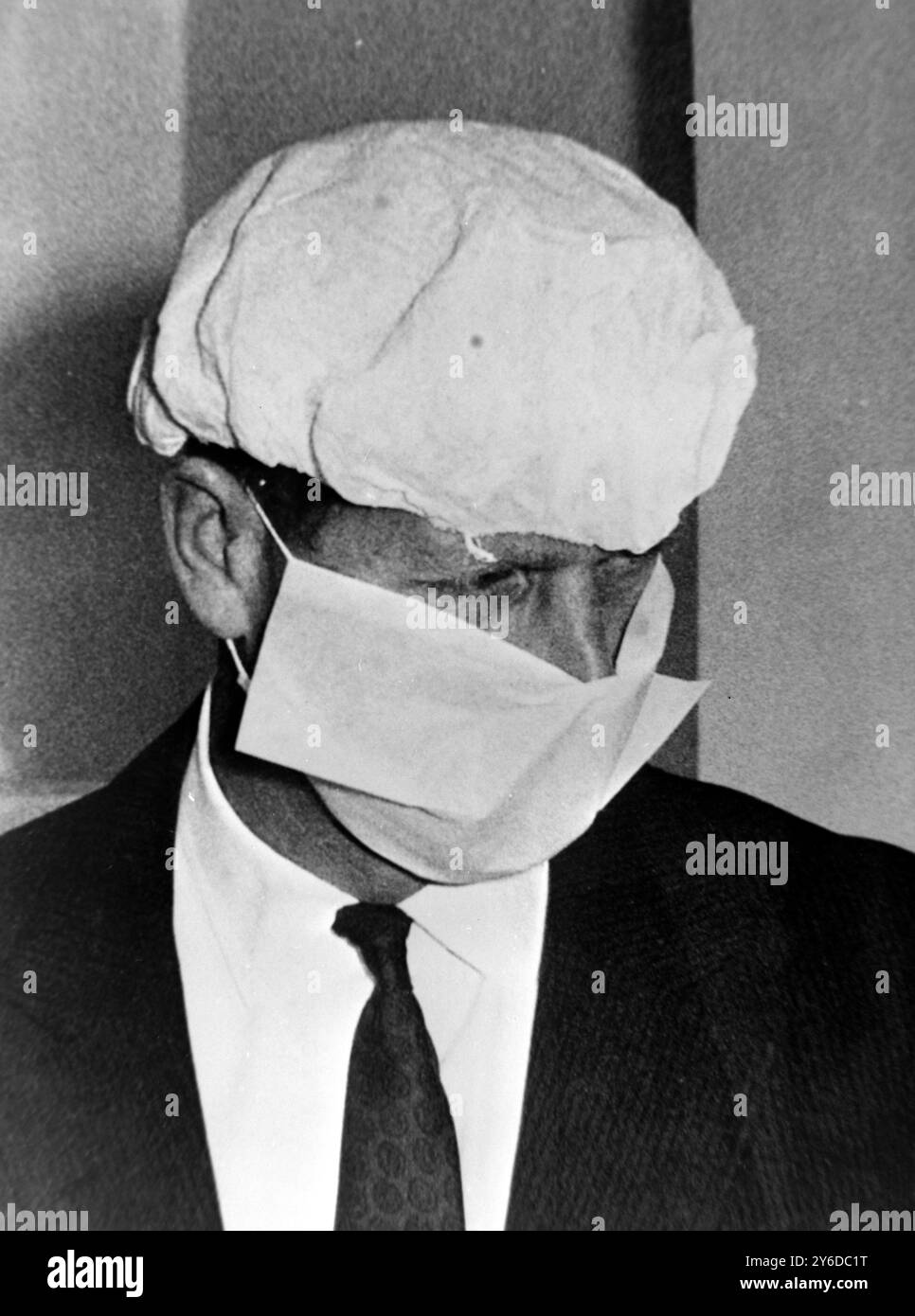 PHILIP PRINCE INDOSSA MASCHERA E CHIRURGHI CAP ALL'OSPEDALE DI LONDRA; 11 GIUGNO 1963 Foto Stock