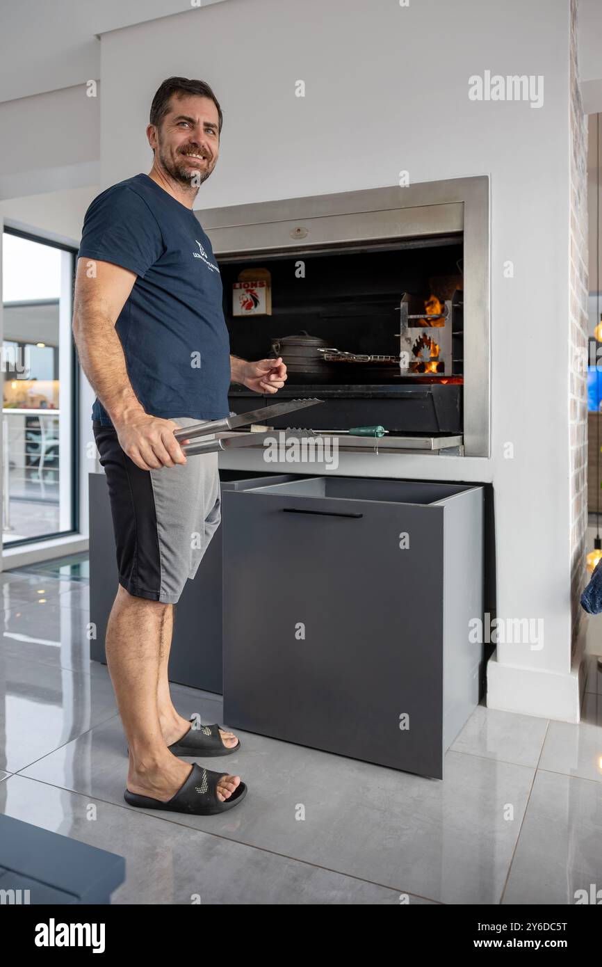 Braai time; fuoco, sapori e spirito sudafricano in un ambiente estivo rilassato all'interno Foto Stock