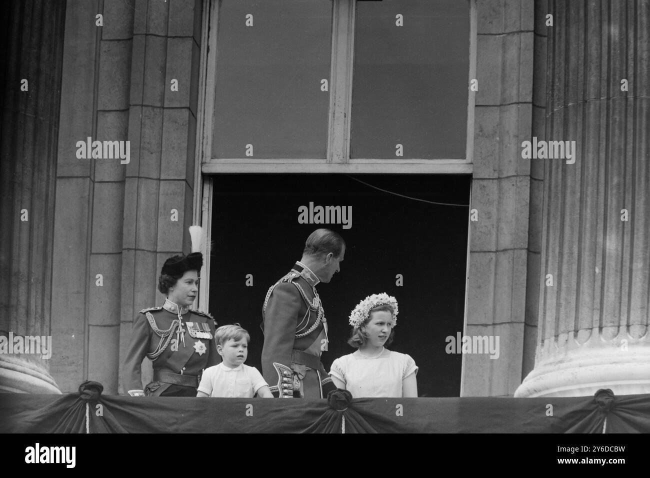 REGINA ELISABETTA II PRINCIPESSA REALE, PRINCIPE FILIPPO E PRINCIPESSA ANNA SUL BALCONE DI BUCKINGHAM PALACE, LONDRA; 8 GIUGNO 1963 Foto Stock