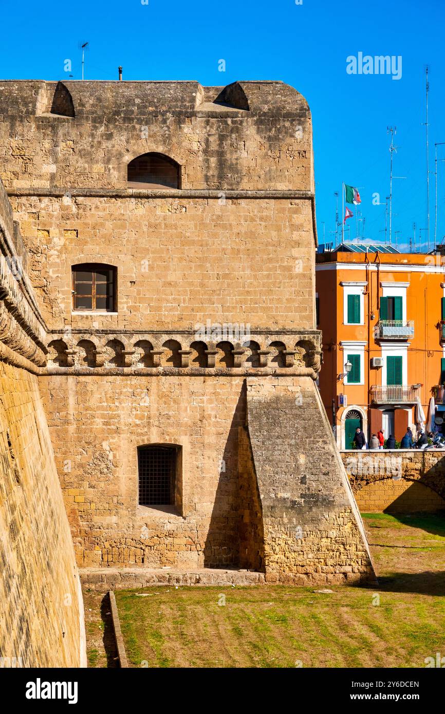 Vista delle mura medievali del Castello Normanno-Svevo di Bari, Italia. Foto Stock