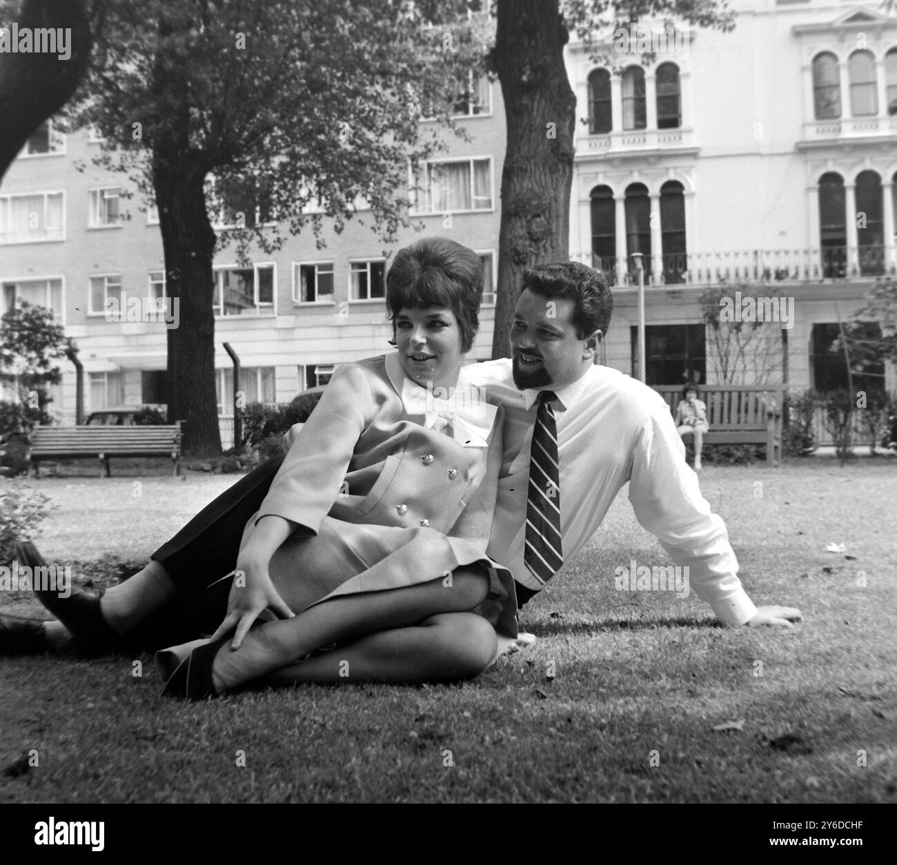 MARION LEVINSON SPOSA IL GRANDE PETE PETER DEUCHAR A LONDRA / ; 6 GIUGNO 1963 Foto Stock