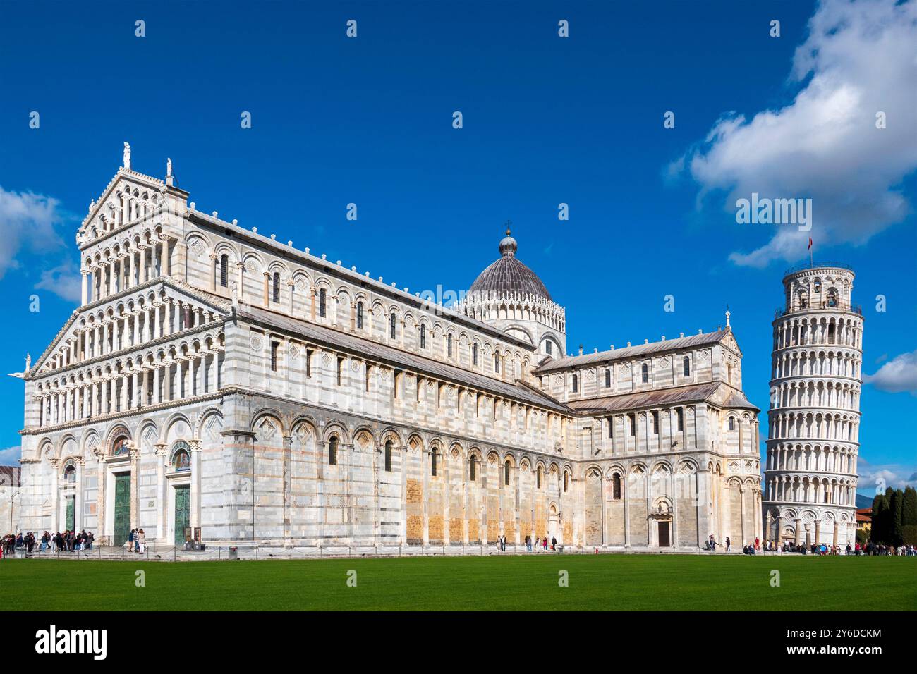 La Cattedrale di Santa Maria Assunta e l'iconica Torre Pendente in Piazza dei Miracoli, Pisa, Italia Foto Stock