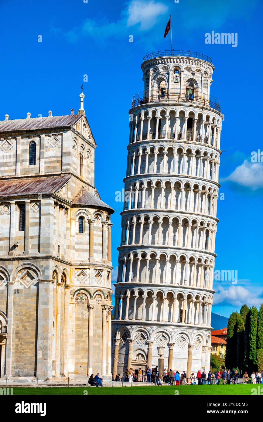 La Cattedrale di Santa Maria Assunta e l'iconica Torre Pendente in Piazza dei Miracoli, Pisa, Italia Foto Stock