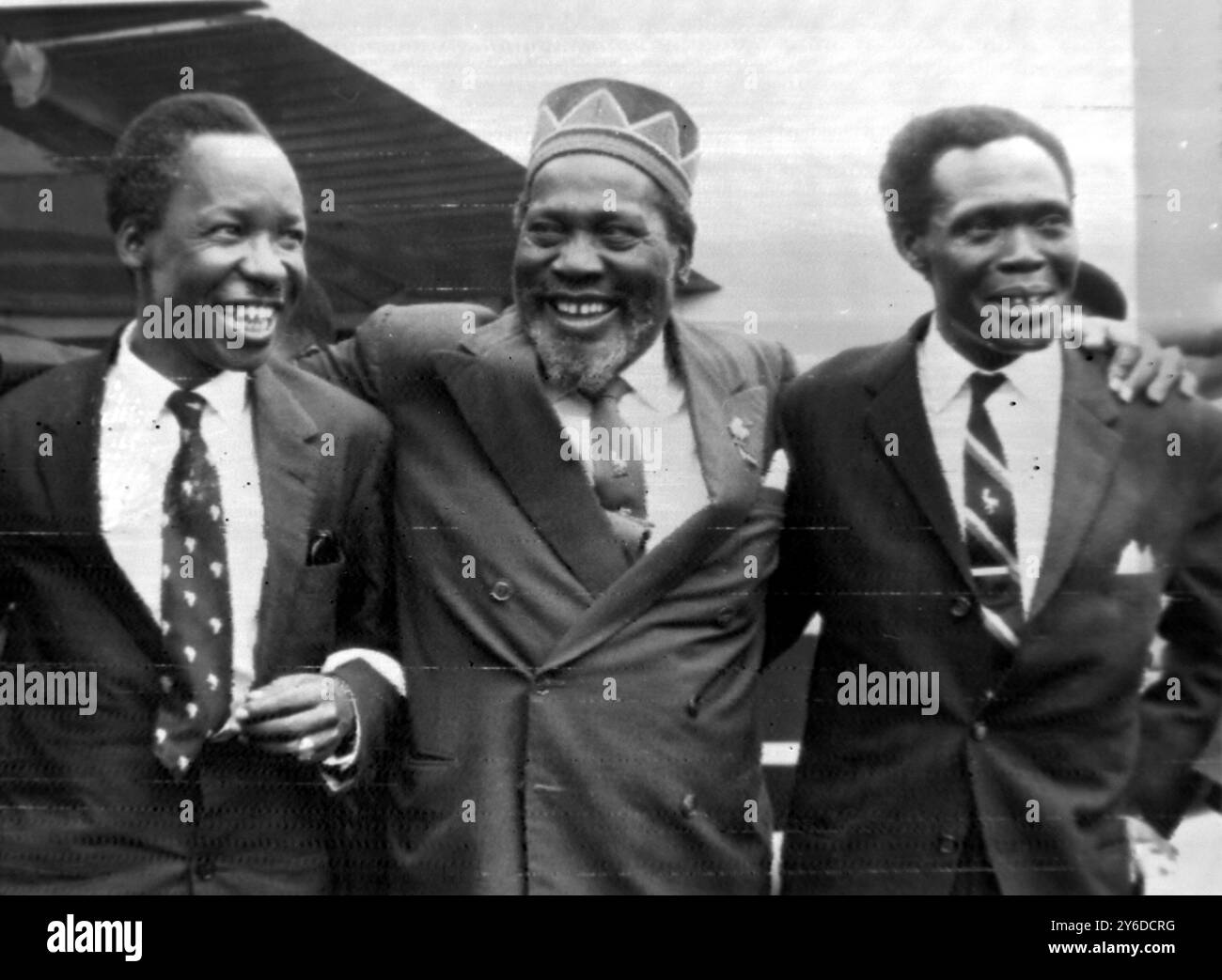 IL LEADER KENIANO PREMIER AFRICANO JOMO KENYATTA CON JULIUS NYERERE E MILTON OBOTE A NAIROBI, KENYA / ; 5 GIUGNO 1963 Foto Stock