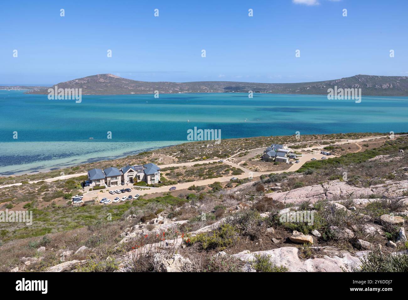 Vista panoramica di Shark Bay, case costiere e gli scintillanti blu della laguna di Langebaan Foto Stock