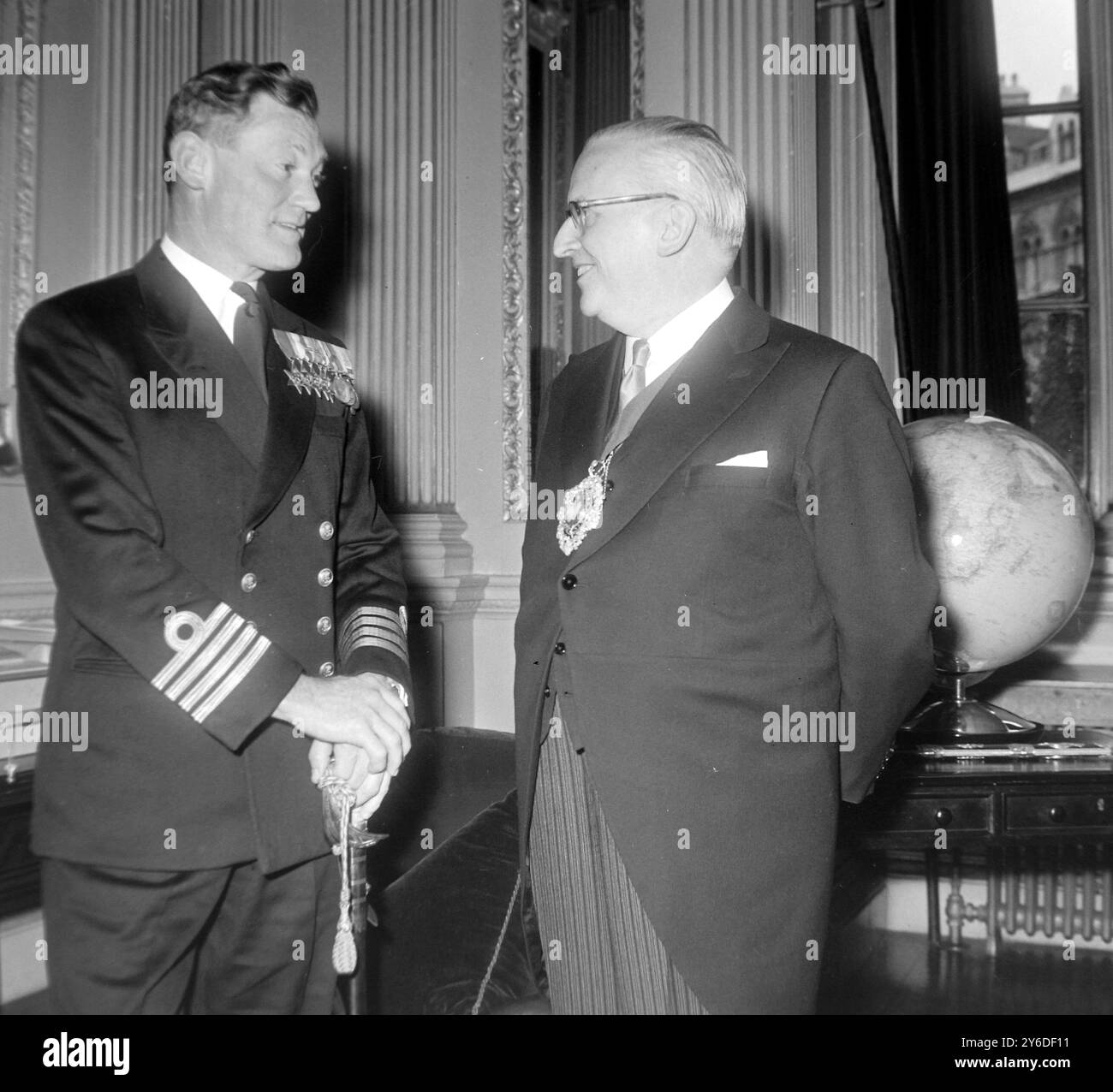 IL SIGNORE SINDACO DI LONDRA RALPH PERRING CON L'UFFICIALE NAVALE CAPITANO R J TROWBRIDGE; 24 MAGGIO 1963 Foto Stock