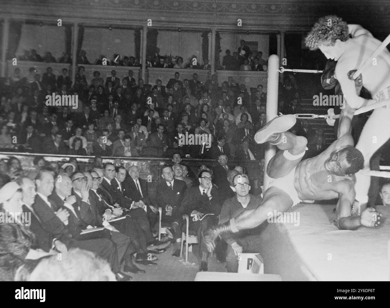 DUKE OF EDINBURGH AT PROFESSIONAL WRESTLING IN LONDON; 23 MAGGIO 1963 Foto Stock