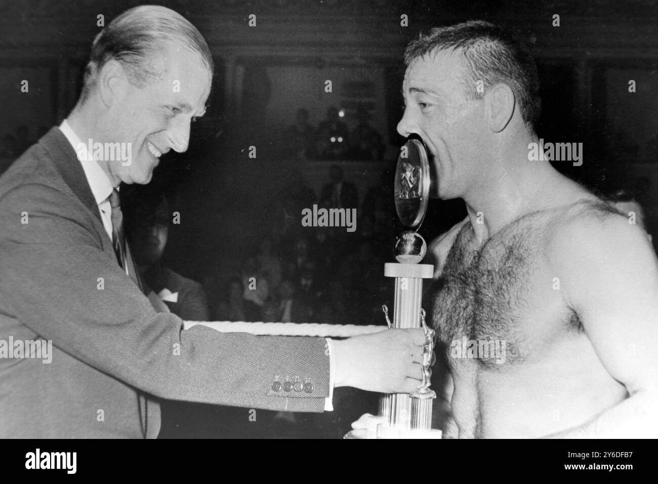 DUKE OF EDINBURGH AT PROFESSIONAL WRESTLING WITH TIBOR SZAKACS OF HUNGARY /; 23 MAGGIO 1963 Foto Stock
