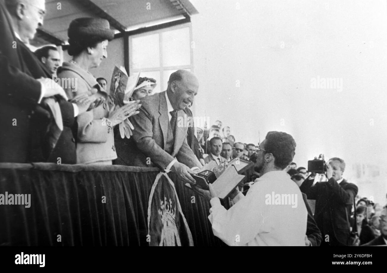 IL GENERALE FRANCISCO FRANCO PRESENTA UN TROFEO A PENNEEWAERT AL RADUNO INTERNAZIONALE DI PISTA A MADRID IN SPAGNA /; 23 MAGGIO 1963 Foto Stock