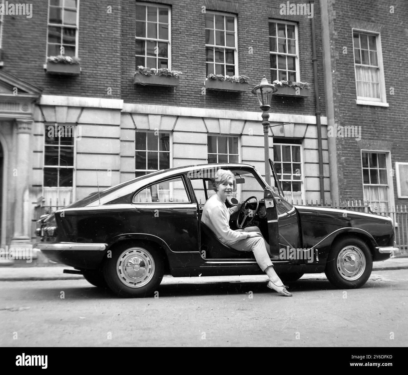 NUOVA VETTURA BOND EQUIPE G T IN GRADO DI FARE 100 MPH A LONDRA; 22 MAGGIO 1963 Foto Stock