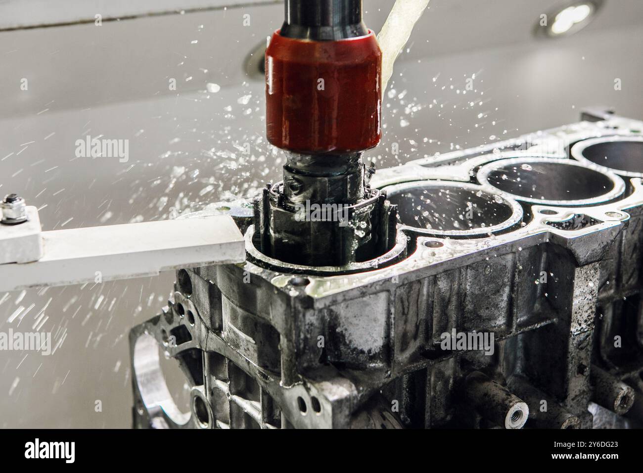 Lavoro della macchina per levigatura cilindri. Foratura diamantata dei dettagli dell'auto su una macchina CNC. Foto Stock