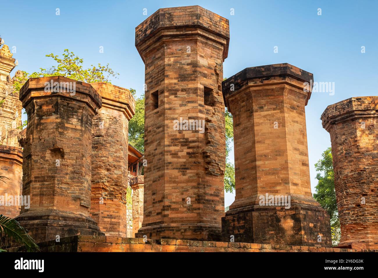 Ponagar o Thap Ba po Nagar è una torre del tempio di Cham vicino alla città di Nha Trang in Vietnam. Le torri Old Brick cham a Nha Trang, punto di riferimento del Vietnam. Asia Travel c Foto Stock